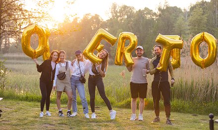 Zespół Oferteo podczas integracji w plenerze z balonami OFERTEO