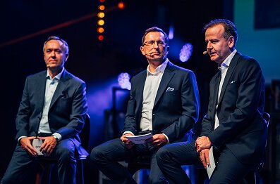 Założyciele Oferteo na scenie podczas firmowego wydarzenia