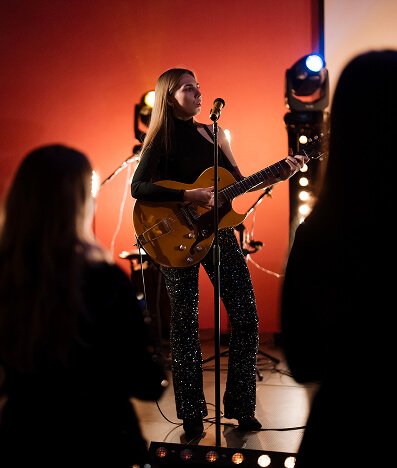 Występ muzyczny podczas firmowego wydarzenia w Oferteo