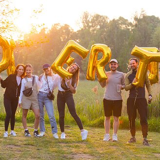 Zespół Oferteo podczas integracji w plenerze z balonami OFERTEO