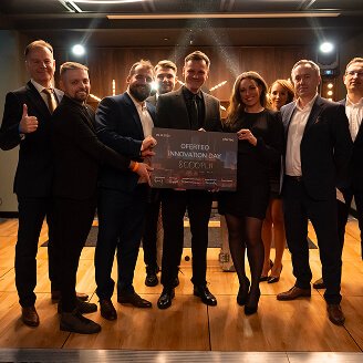 Zwycięzcy Hackatonu wraz z nagrodą i ownerami podczas firmowego wydarzenia