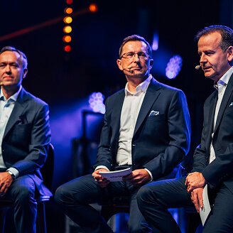 Założyciele Oferteo na scenie podczas firmowego wydarzenia