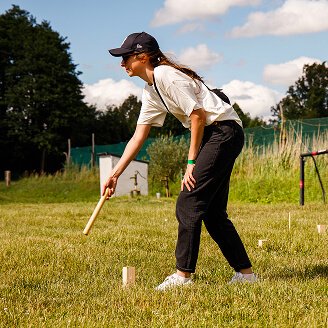 Zabawa integracyjna na świeżym powietrzu podczas wydarzenia Oferteo