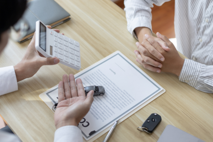 Mężczyzna pokazuje wyliczenia na kalkulatorze