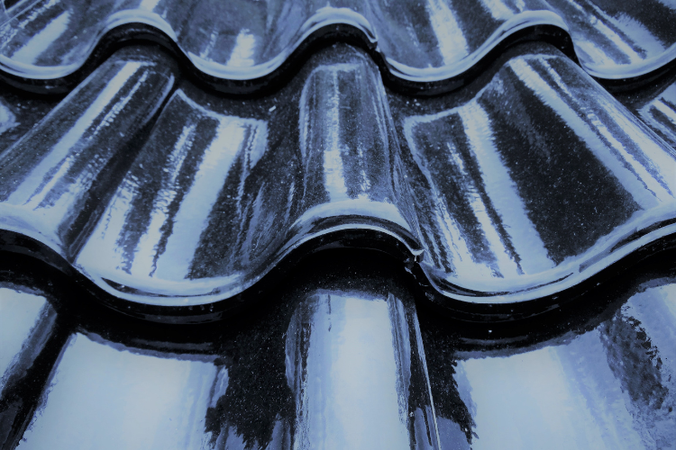 Zbliżenie na pokrycie dachowe w kolorze grafitowym