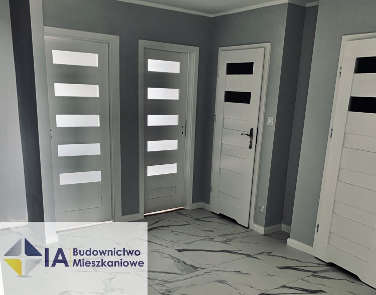 Stolarka drzwiowa w kolorze białym