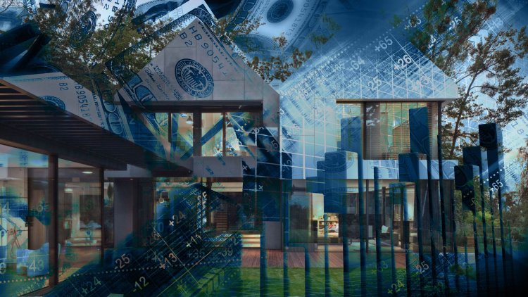 Rozmyte banknoty na tle domów