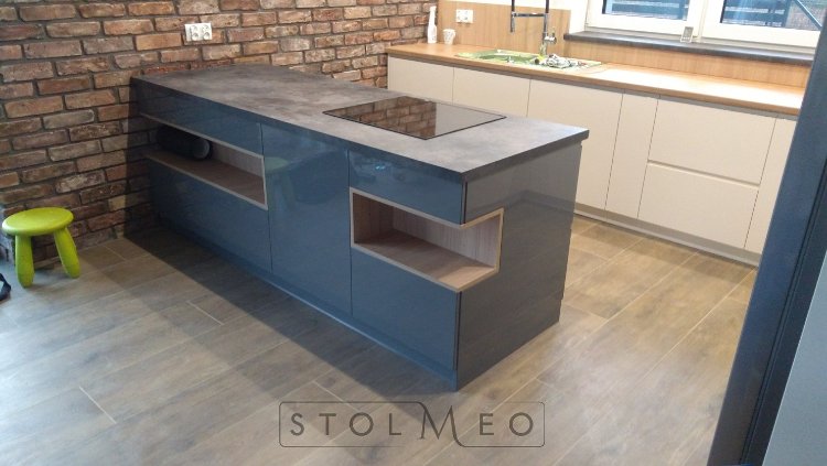 Wyspa oddzielająca aneks kuchenny od jadalni