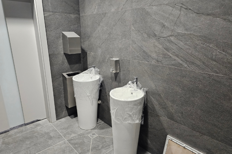 Duże szare płytki na podłodze i ścianach – Układanie płytek