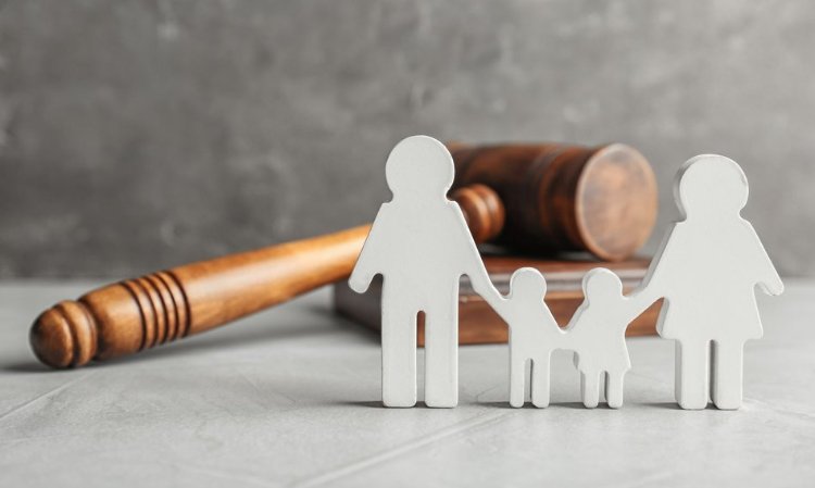 Młotek sędziowski i figurki przedstawiające rodzinę