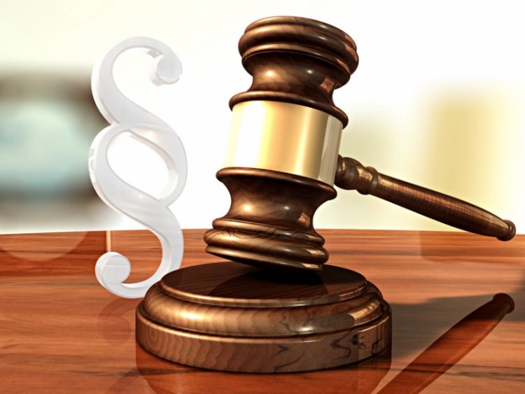 Młotek sędziowski i paragraf