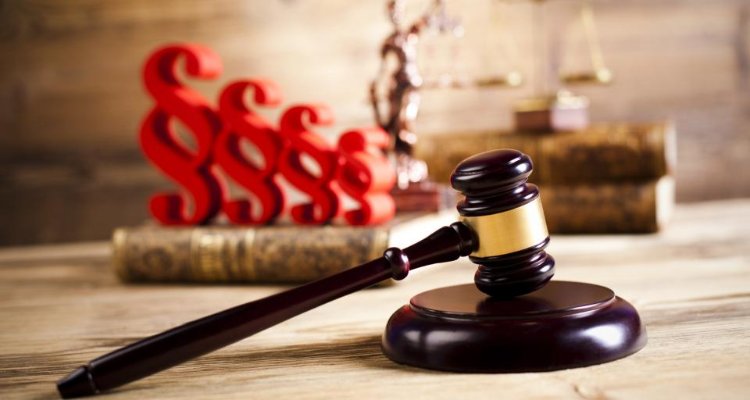 Młotek sędziowski, znak paragrafu, kodesky prawne, waga sędziowska