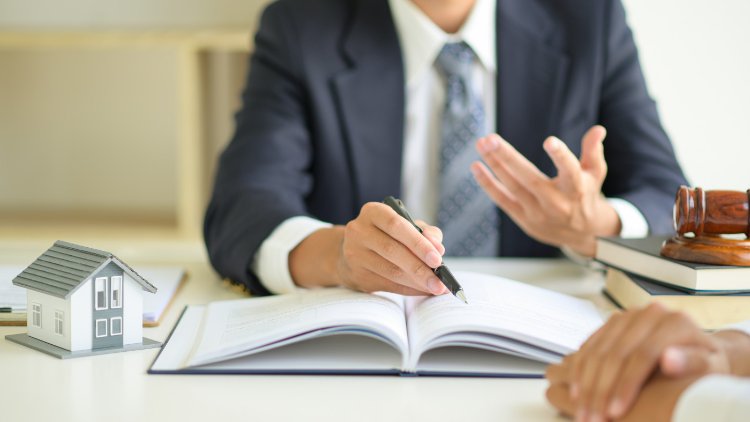 Dokumenty, prawnik, akta prawne, młotek sędziowski, figurka domu