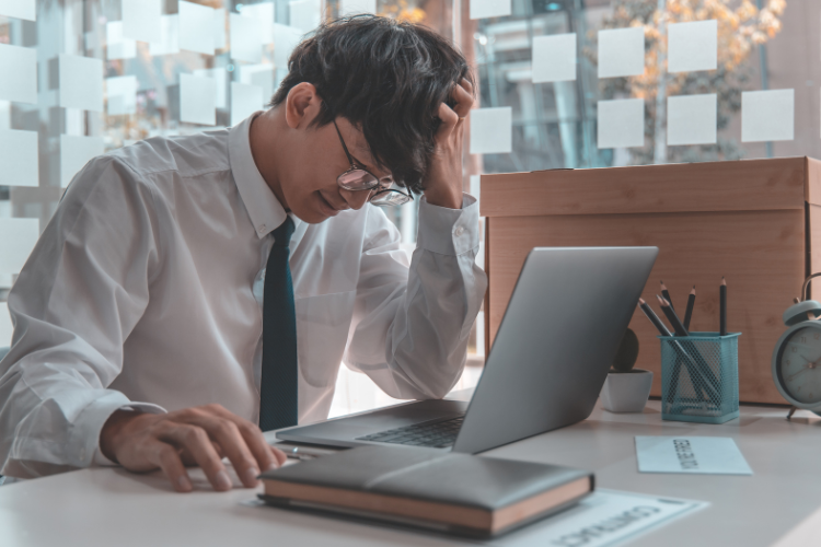 Mężczyzna głowi się nad swoimi finansami