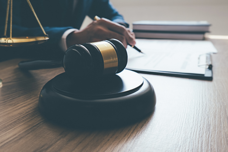 Zbliżenie na młotek sędziowski