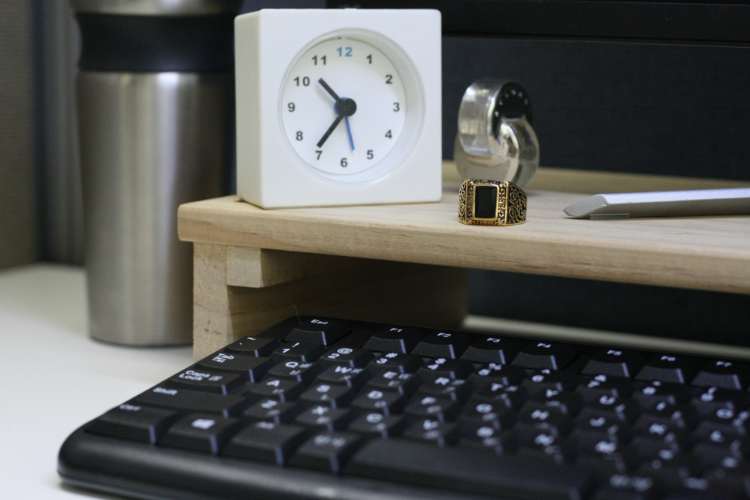 Przedmioty: klawiatura, budzik, sygnet