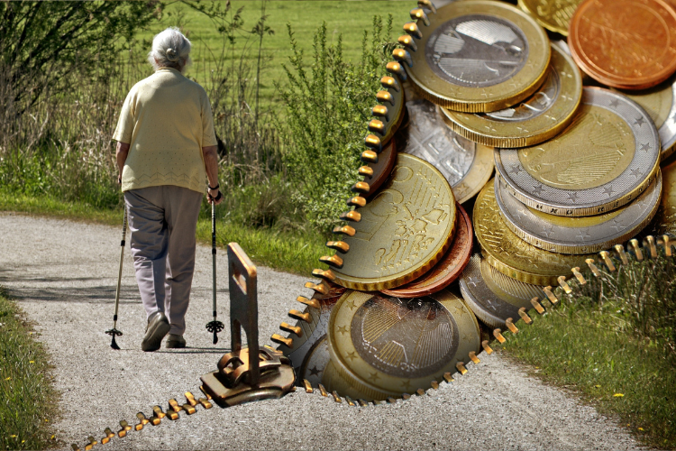 Zdjęcie podzielone na dwie części: na jednej spacerująca emerytka, na drugiej monety