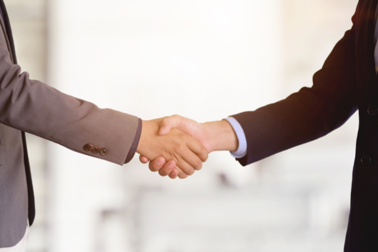 Mężczyzni podają sobie dłonie – Prawo upadłościowe