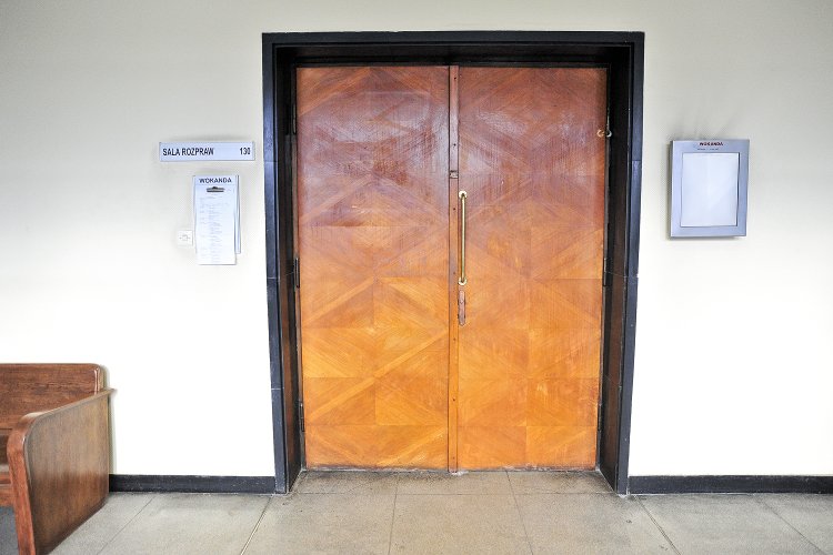 Drzwi do sali rozpraw – ustawowa wspólność majątkowa małżonków