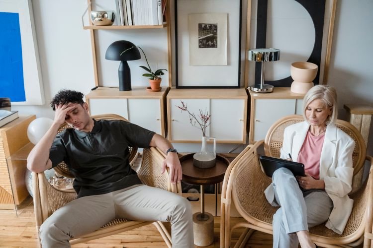 Zmartwiony mężczyzna rozmawia z kobietą – Prawo upadłościowe