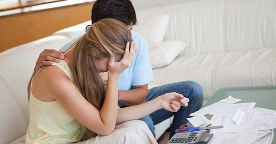 Zmartwiona para siedzi nad rachunkami – Prawo upadłościowe