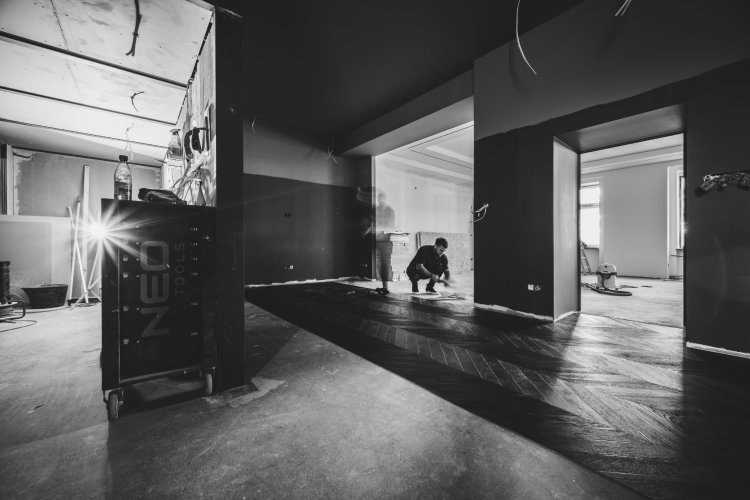 Montaż podłogi z LVT w systemie klejonym