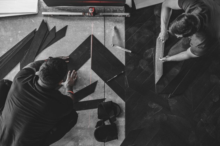 Układanie posadzki wg wyrysowanych linii prowadzących