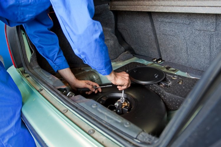 Pracownik montuje instalację LPG w samochodzie