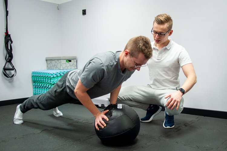 Trener personalny w trakcie zajęć