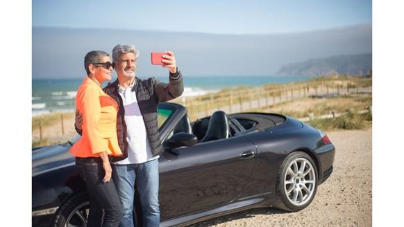 Para robi sobie selfie komórką