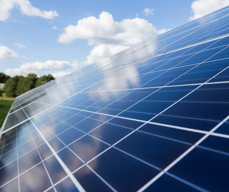 Panele fotowoltaiczne z falownikiem