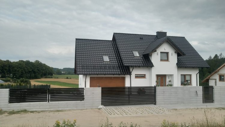 Ogrodzenie z bramą przesuwną