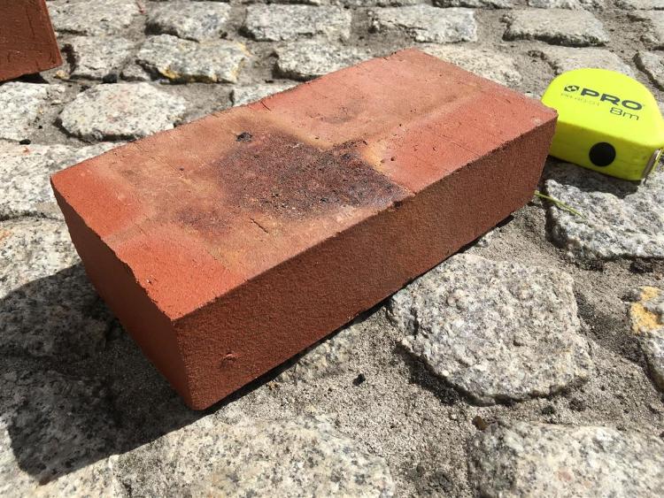 Jak zadbać o starą cegłę?