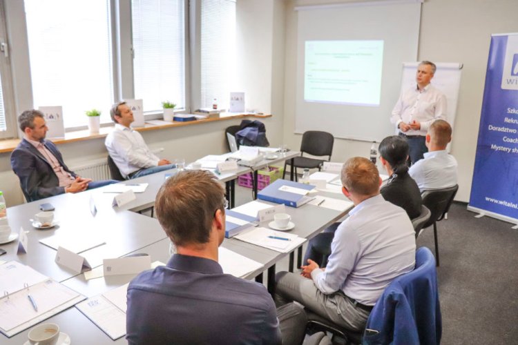 Prowadzenie szkolenia dla grupy sześciu osób