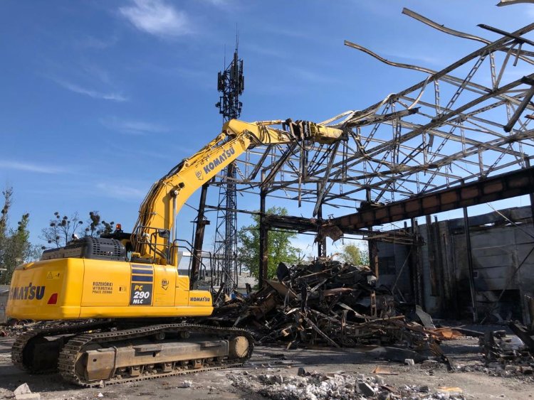 Rozbiórka obiektu przy pomocy maszyny