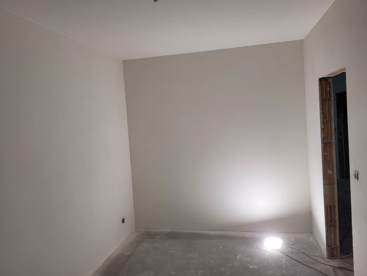 Gładź gipsowa na ścianie