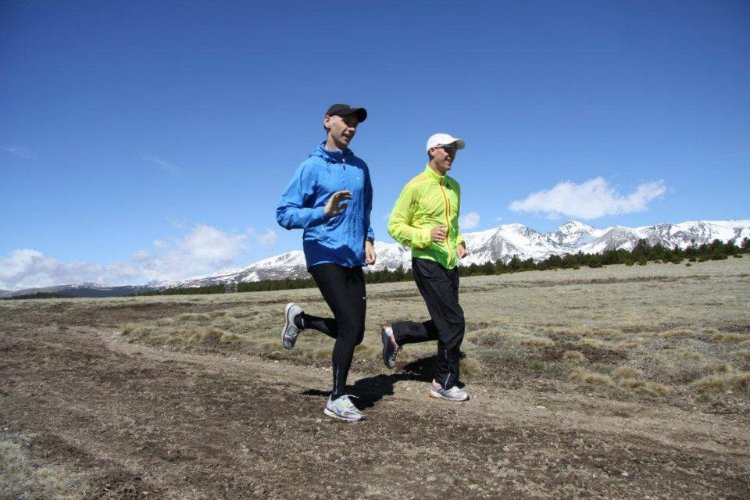 Dwaj mężczyzni trenują bieganie