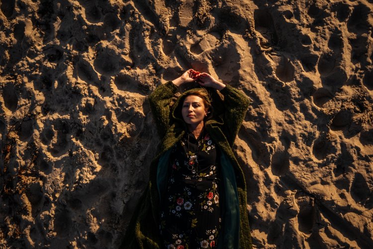 Zdjęcie z drona kobiety leżącej na plaży