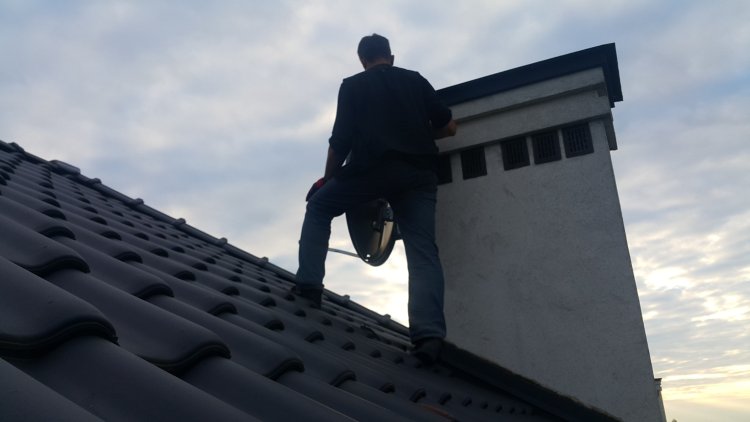 Montaż anteny satelitarnej na stromym dachu