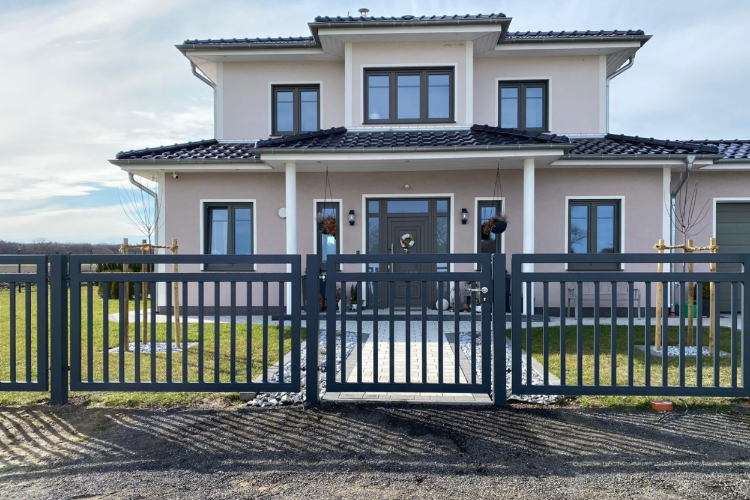 Kute ogrodzenie od fronu domu