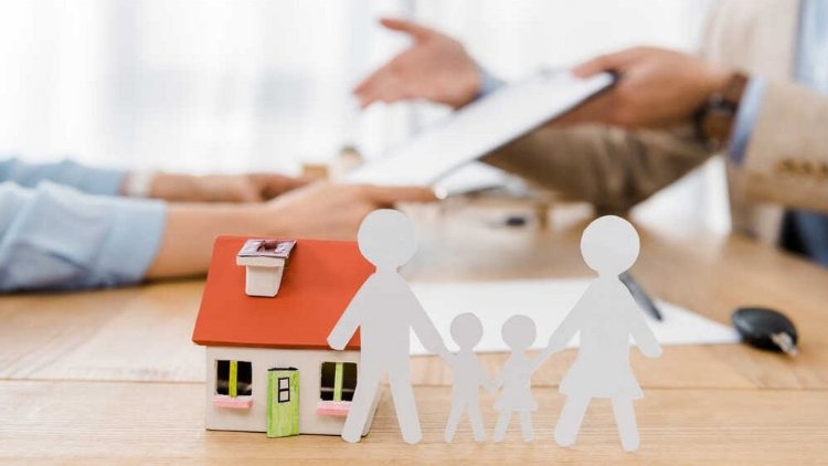 Figurki przedstawiające dom i rodzinę