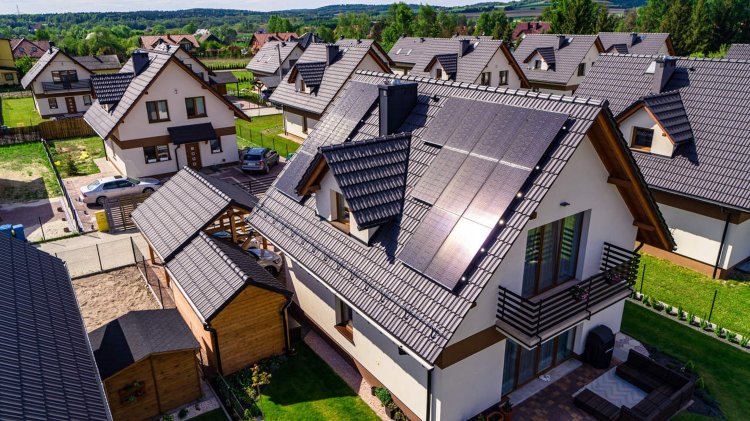 Panele fotowoltaiczne na dachu domu