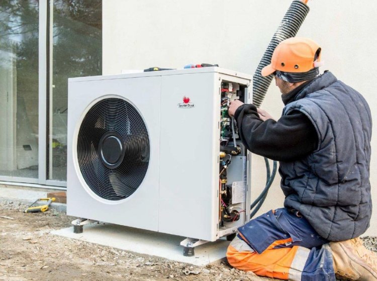 Pracownik montuje pompę ciepła