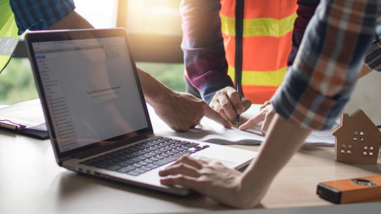 Inżynier i kierownik budowy w trakcie prac