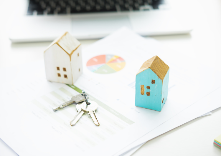 Agent nieruchomości pomaga znaleźć odpowiednie mieszkanie