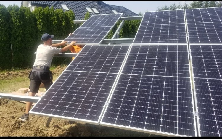 Montaż paneli fotowoltaicznych przez firmę