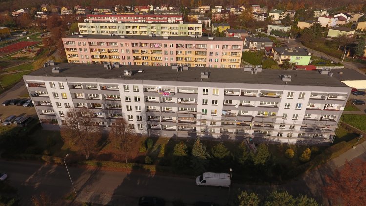 Blok z pomalowaną elewacją