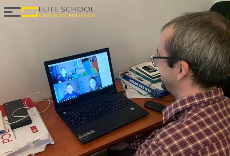 Nauczyciel i uczniowie