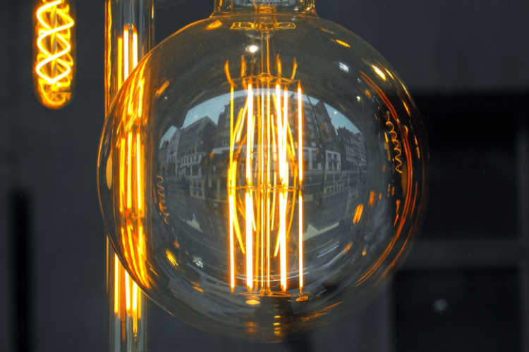 Przezroczysta szklana żarówka