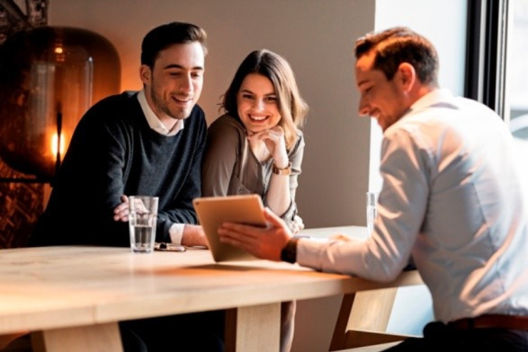 Para rozmawia z doradcą ubezpieczeniowym